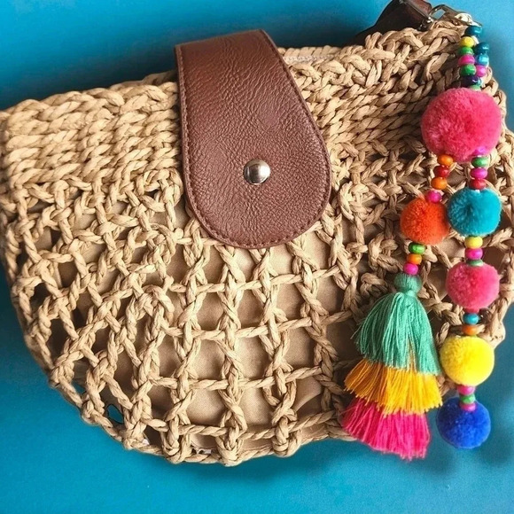 ๐๏ธTrendy Straw Boho Style Summer Crossbody Bag Cute Small Size Colorful Tassels - Picture 1 of 13